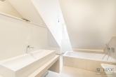 Dachgeschoss-Charme auf zwei Ebenen: 4,5 Zimmer zum Verlieben! - Badezimmer